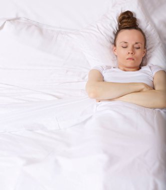 30 ila 40 yaşları arasında genç bayan yatağında kalır. Portre