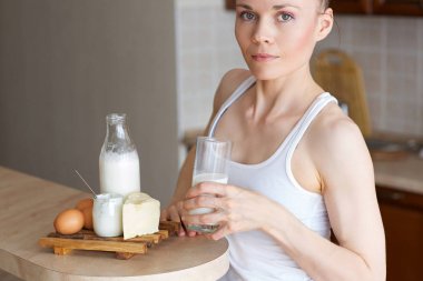 Genç Bayan 30 ila 40 yaşları arasında süt içiyor. Portre