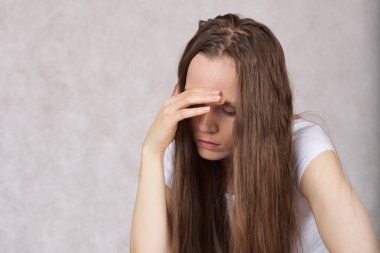 30 ila 40 yaşları arasında uzun düz saçlı Genç depresif Bayan