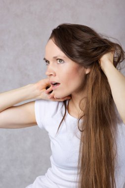 30 ila 40 yaşları arasında beyaz t-shirt ve uzun saçlı Genç Bayan