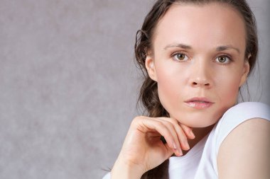 Uzun saçlı genç bayan. Portre.