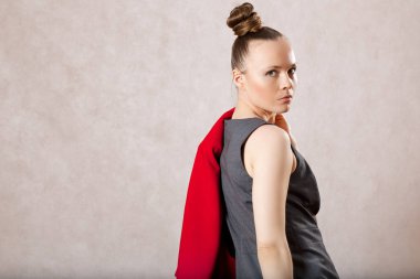 Gri bir elbise giymiş genç beyaz Bayan. 