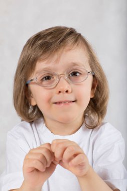 Gözlük içinde beş yaşında bir çocuk. 