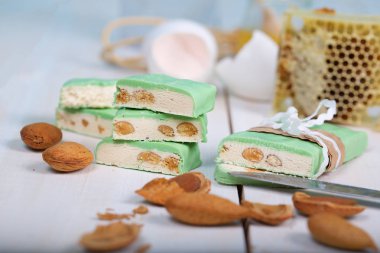 Fıstık bir ahşap yüzeye çikolata kaplı badem turron