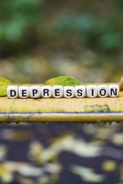 Word ahşap harflerden oluşan depresyon.