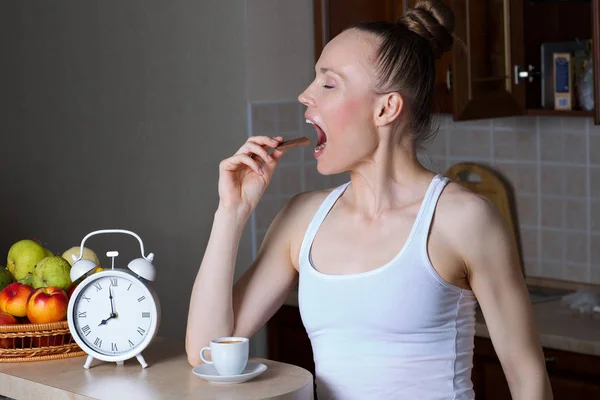 Jovem Caucasiana Entre Anos Está Bebendo Café Expresso Comendo Chocolate — Fotografia de Stock