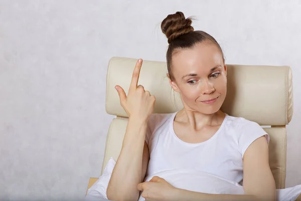 30岁到40岁的年轻白种女人坐在扶手椅上 — 图库照片