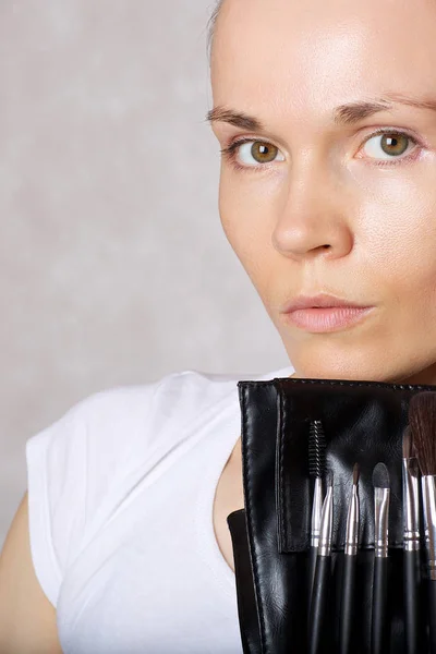 Young Caucasian Lady Keeping Make Brushes Kit Close Her Face — Stock Photo, Image