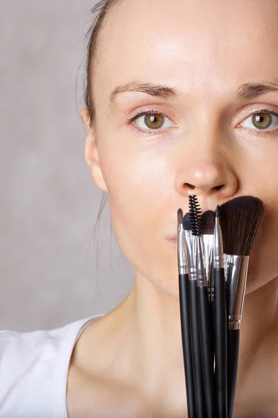 Joven Dama Caucásica Mantiene Maquillaje Kit Pinceles Cerca Cara Primer —  Fotos de Stock