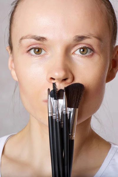 Joven Dama Caucásica Mantiene Maquillaje Kit Pinceles Cerca Cara Primer —  Fotos de Stock