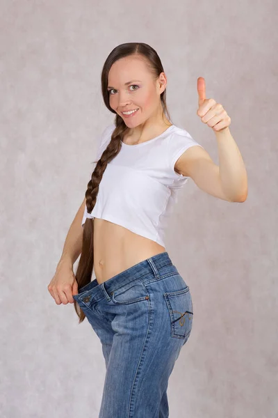 청바지를 아가씨 그녀의 체중을 — 스톡 사진