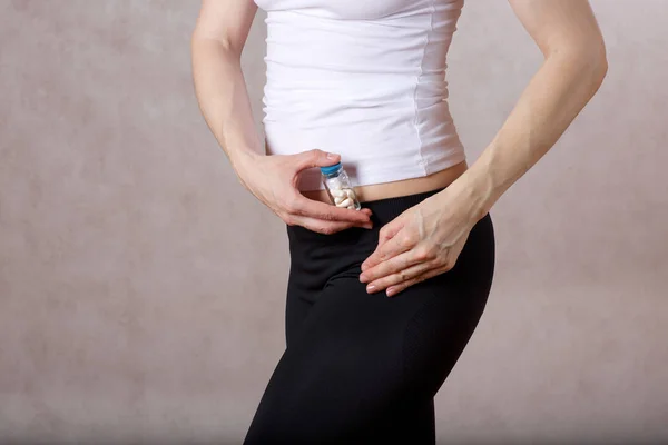 30 ila 40 yaşları arasında genç bayan bir şişe hap ile tutar. Portre