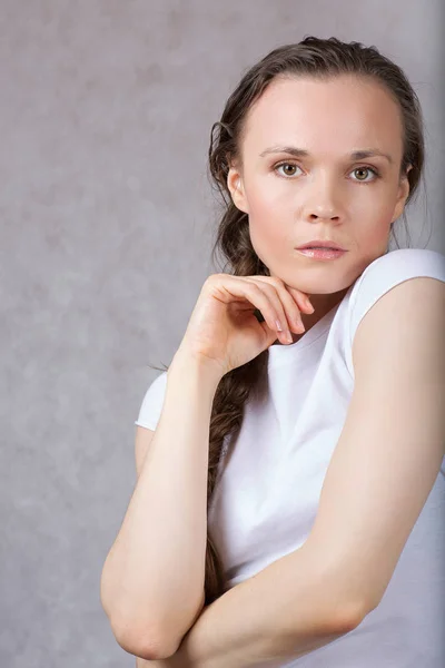 Jovem com cabelo comprido. Fechar. . — Fotografia de Stock