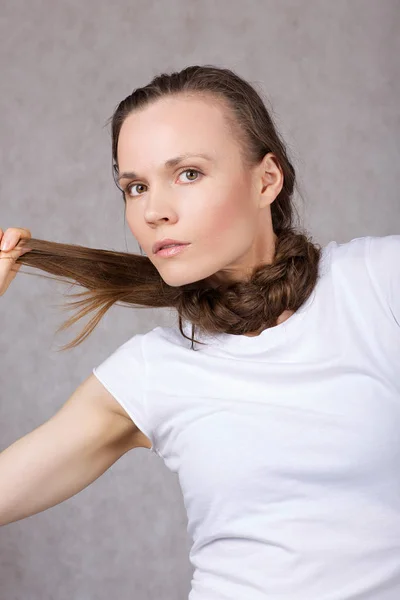 Jovencita con el pelo largo. Primer plano. . — Foto de Stock