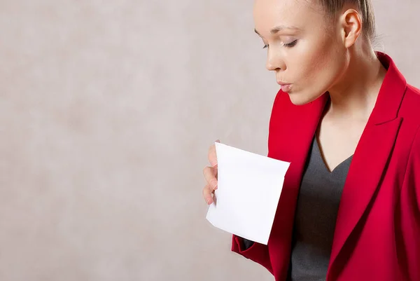 Young caucasian lady  keeps an envelope. Closeup — Stock Photo, Image