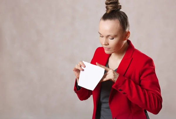 A jovem caucasiana guarda um envelope. Fechar. — Fotografia de Stock