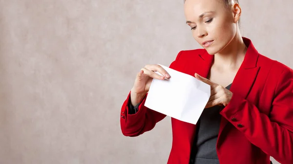 Young caucasian lady  keeps an envelope. Closeup — Stock Photo, Image