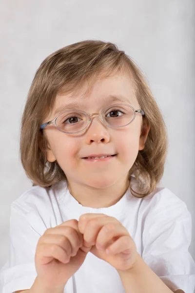 Menino de cinco anos de idade em óculos . — Fotografia de Stock
