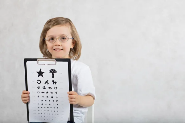 Ophtalmologist Ellenőrzi Látás Éves Fiú Szem Diagram Segítségével Gyermekek — Stock Fotó