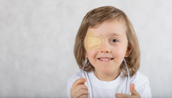 Fem Gammal Pojke Med Ena Ögat Omfattas Eye Pad Och — Stockfoto