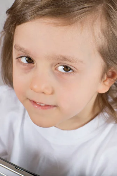 Junge Von Fünf Jahren Schaut Auf Grauer Hintergrund — Stockfoto