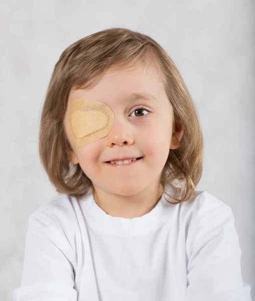 Niño Cinco Años Con Ojo Cubierto Almohadilla Ocular Con Anteojos — Foto de Stock