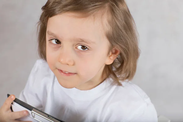 Rapaz Cinco Anos Está Olhar Para Cima Fundo Cinzento — Fotografia de Stock
