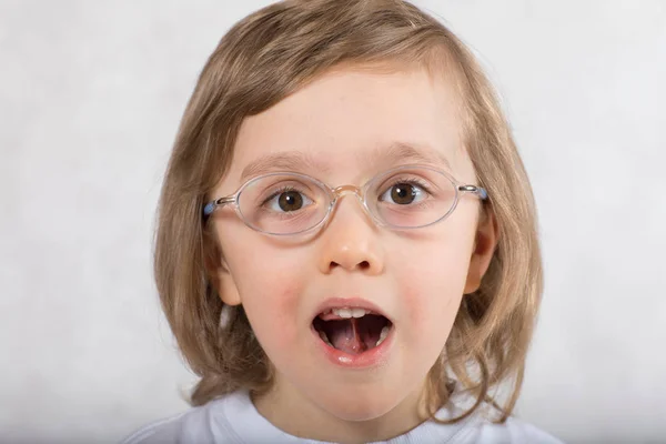 Niño Cinco Años Está Haciendo Algunos Ejercicios Lengua Primer Plano — Foto de Stock