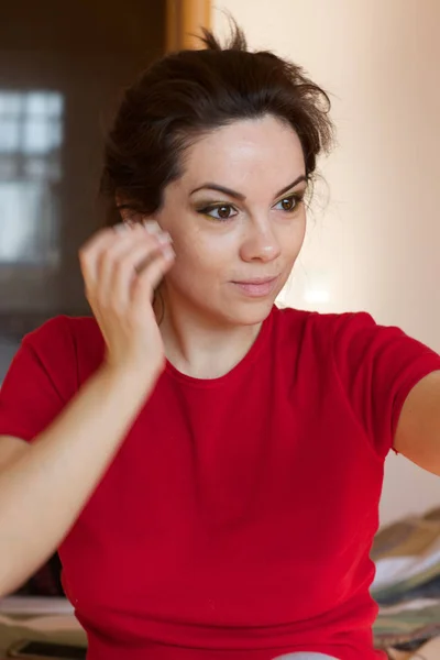 Young lady is applying make up on her face. Closeup — Stock Photo, Image