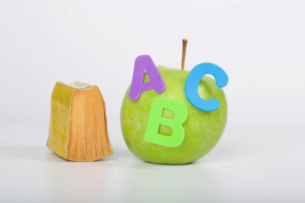 Apple and small book. Closeup — Stock Photo, Image