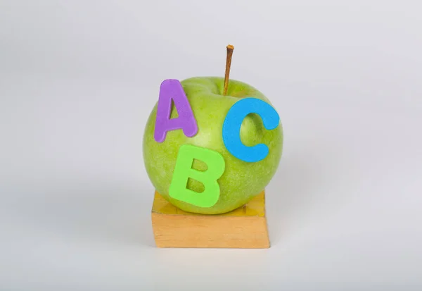 Apple and small book. Closeup — Stock Photo, Image