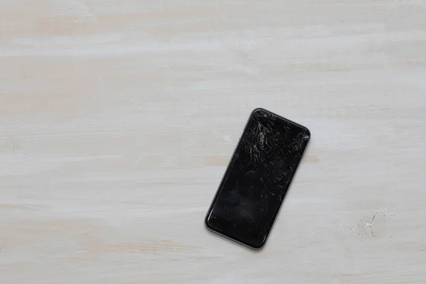 Kırık cam siyah bir akıllı telefon. — Stok fotoğraf