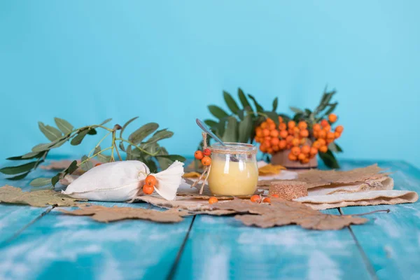 Vogelbeeren, Glas mit Honig und Waben auf einem Sacktuch. . — Stockfoto