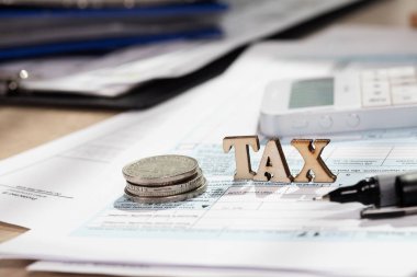 Word vergi ahşap harflerden oluşur. Portre