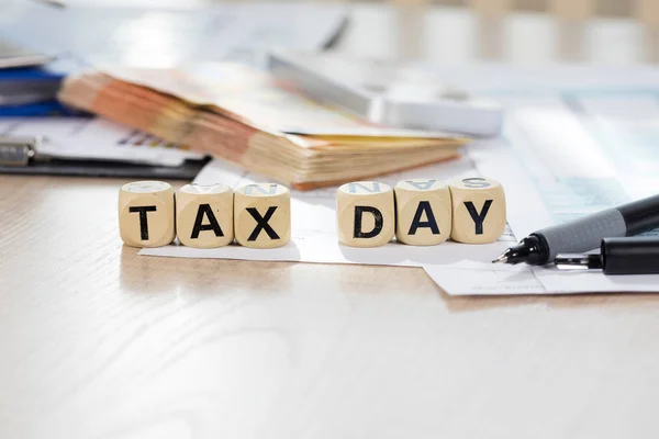 Word Tax Day samengesteld uit houten letters. Closeup — Stockfoto