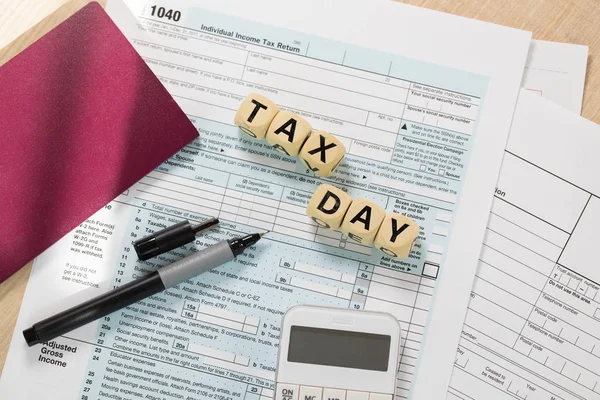 Word Tax Day composto da lettere in legno. Primo piano — Foto Stock