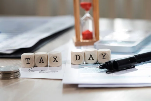 Word Tax Day samengesteld uit houten letters. Closeup — Stockfoto