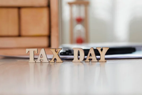 Word TAX DAY composed of wooden letters. Closeup — Stock Photo, Image