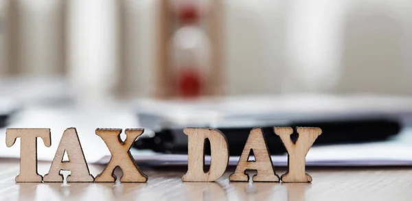 Word TAX DAY composed of wooden letters. Closeup — Stock Photo, Image