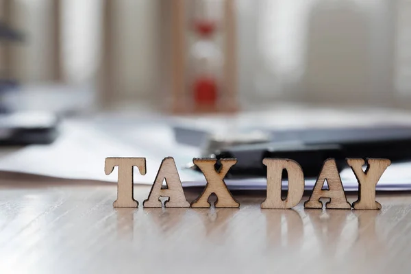 Word Tax Day samengesteld uit houten letters. Closeup — Stockfoto