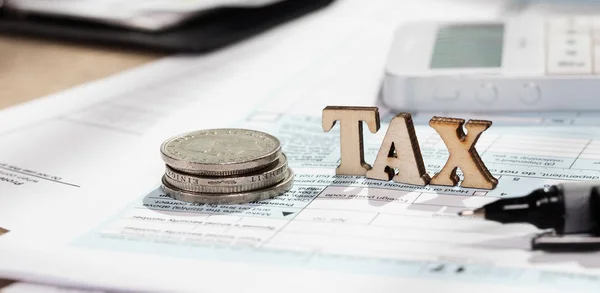 Word vergi ahşap harflerden oluşur. Portre