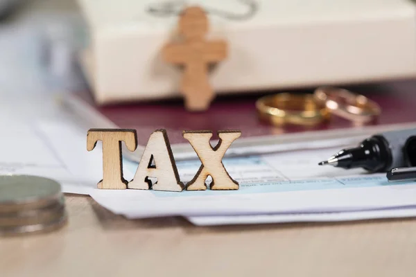 Word TAX composé de lettres en bois devant le mariage doré — Photo