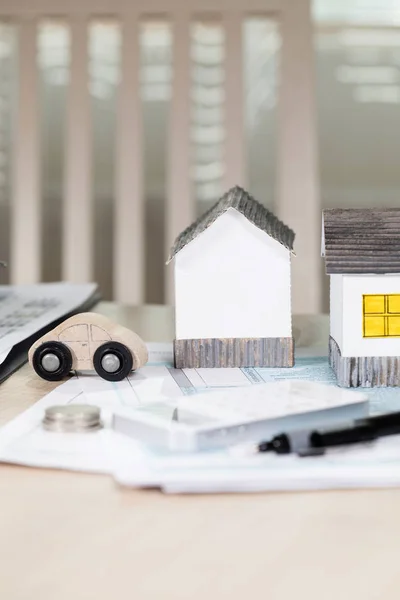 Casas de papel hechas a mano sobre la mesa. Papeles, pluma, calculadora, monedas — Foto de Stock