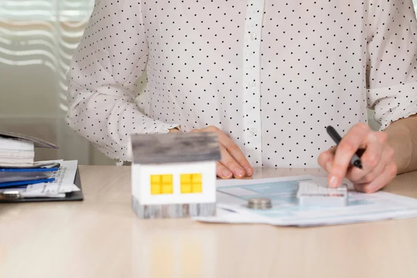 Mujer joven hace algunos cálculos . — Foto de Stock