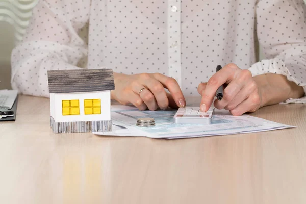 Mujer joven hace algunos cálculos . — Foto de Stock