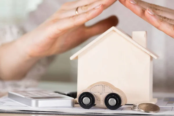 Kleines Holzauto vor einem Holzhaus. — Stockfoto