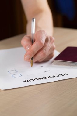Referandumda oy kağıt, siyah kalem ve pasaport masanın üzerinde. Portre