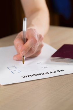 Referandumda oy kağıt, siyah kalem ve pasaport masanın üzerinde. Portre