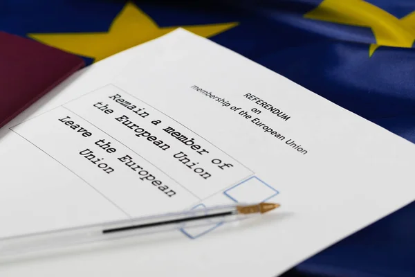Δημοψήφισμα Της Ψηφοδέλτιο Μαύρο Στυλό Διαβατήριο Και Στο Τραπέζι Κινηματογράφηση — Φωτογραφία Αρχείου
