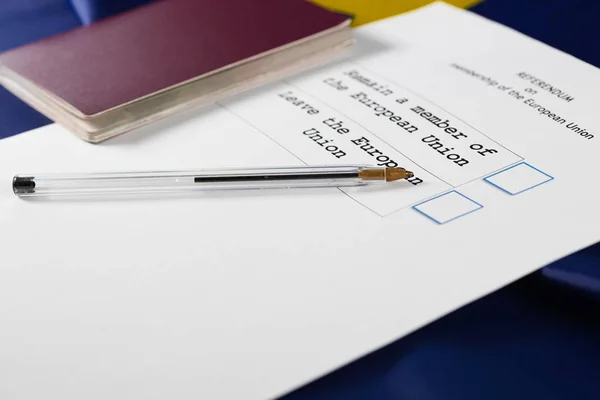 Bir Referandum Kağıt Üzerinde Siyah Kalem Arka Planda Pasaportu — Stok fotoğraf